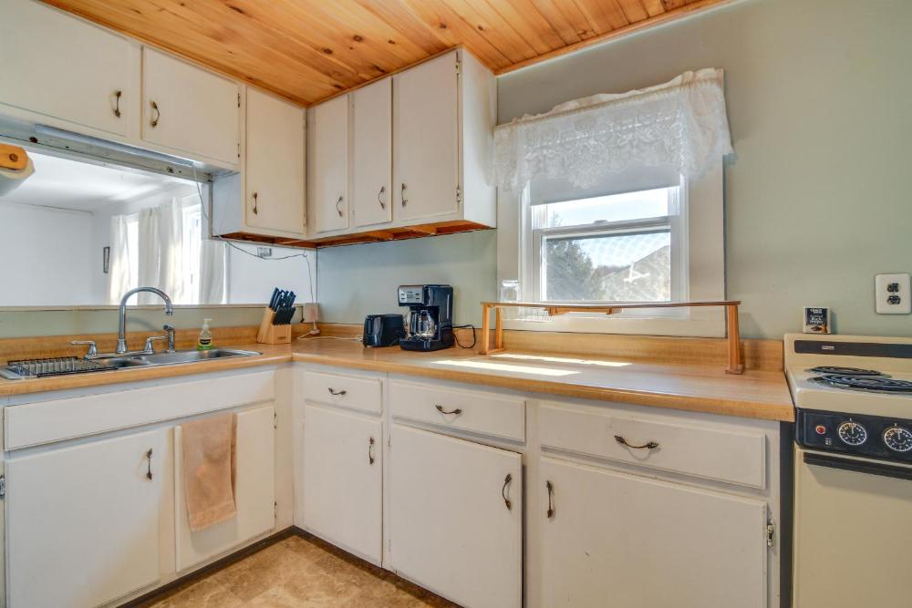 Oakland Apt on Messalonskee Lake with Dock Access!